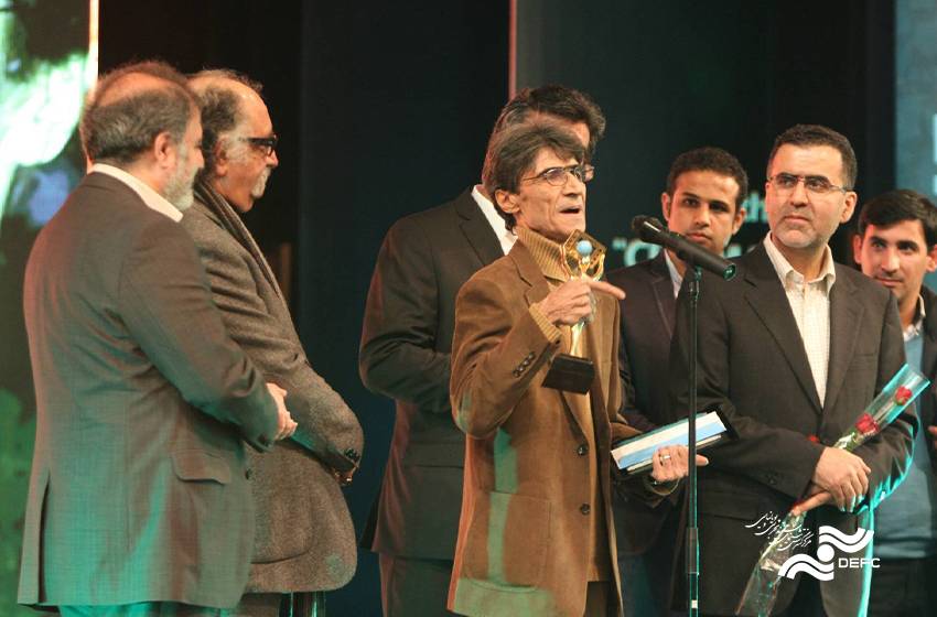 تندیس فیروزه در دستان زنده‌یاد ناصر تقوایی