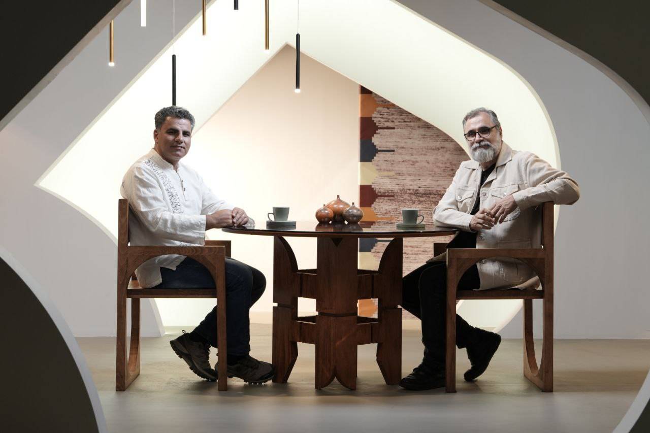  پرونده‌ «مستندسازی شخصی» روی میز نردبان